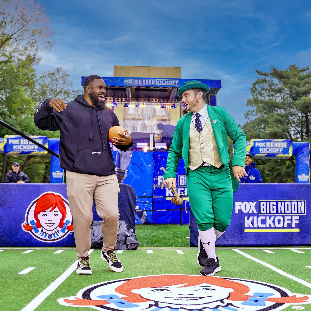 We take great pride in our custom &amp; branded event turf designs, let us know what you'd like designed, our expert event flooring team handles the rest!
#foxsports #eventfloor #eventturf #turfrolls #sportingevents #bignoonkickoff #brandedturf #temporaryfloor #sportevent #turfdesign