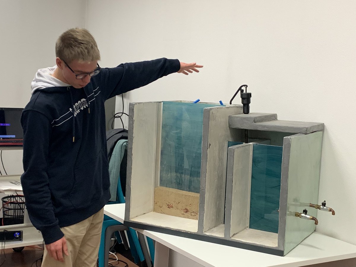 ema96371910's tweet photo. Les élèves du Lycée Jean de Berry de Bourges présentent la maquette du filtre à eau installé au Bangladesh. 👏Des expériences concrètes et des échanges passionnants entre lycéens et élèves dans le cadre de l’ESS. Protéger l’eau, la rendre accessible à tous.@OcceCher https://t.co/9WBUrA3wH0