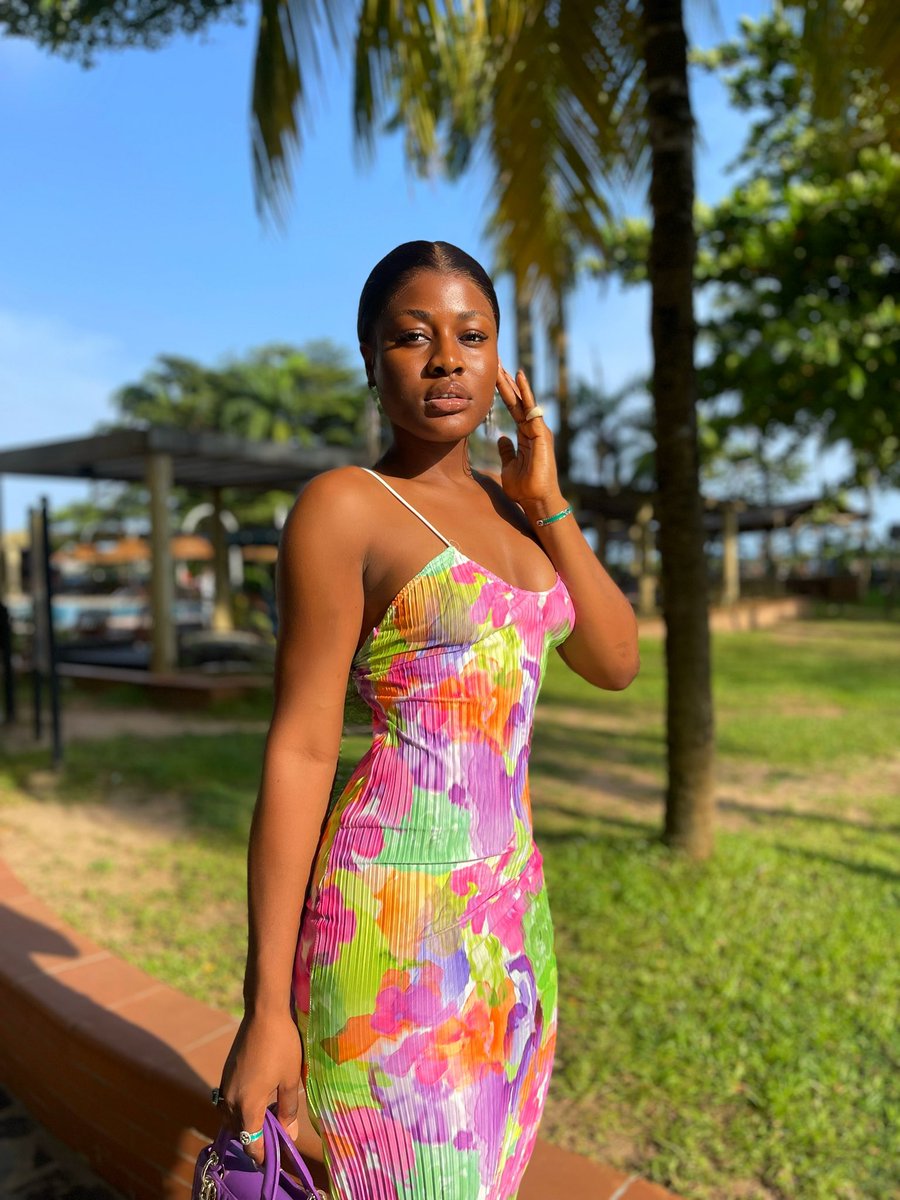 alex_unusual's tweet photo. Confidence level: Photo with bare face and zero Filter. Staying Gold 💅🏽. 

@AvyannaL https://t.co/HjdiaBwcFW