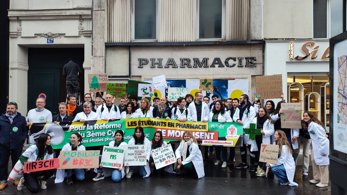 cyprien_hfn's tweet photo. Le message est fort... le cortège passe devant une pharmacie fermée 😢
#R3CMobilisonsNous

@Sante_Gouv @sup_recherche quand est-ce que les étudiants en pharmacie seront considérés ? https://t.co/9qK44aGgCR