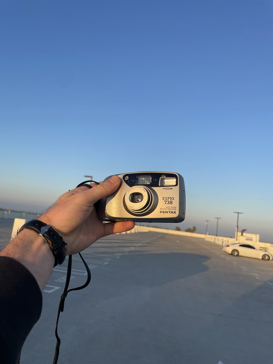 Simon_Chrd's tweet image. The camera.     📷     The photo.