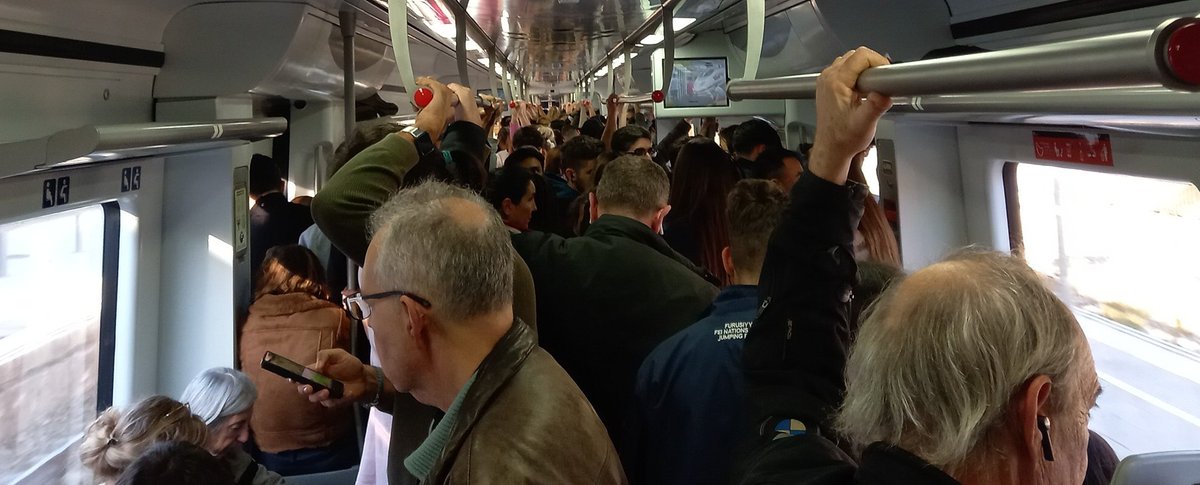 Laiavidalc's tweet photo. Posar un tren curt a les 15h a #R2nord perquè tothom vagi anxovat, tenir gent gran dreta 50' i que a #StAndreu ja no pugui pujar ningú, quin objectiu té?
Amb les freqüències de fa 60 anys, i la gent es queda a l'andana perquè NO pot tornar a casa. #EnsVoleuMatar #PutaRenfe https://t.co/3cf0O3xgYU