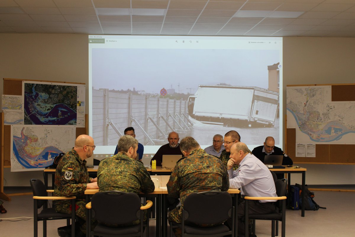 Hochwasserereignisse bewältigen: RPTU schult gemeinsam mit Bundeswehr und THW Einsatzkräfte in neuem Planspiel-Format. Mehr dazu: rptu.de/s/xdhmks