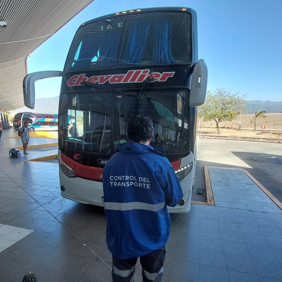 InfoCNRT's tweet photo. En La Rioja, controlamos al transporte de pasajeros y cargas a través de nuestros diferentes puntos de control en la provincia, verificando que los vehículos estén en condiciones de circular de manera segura. 🇦🇷
#ControlDelTransporte https://t.co/dPvGRjkRYF