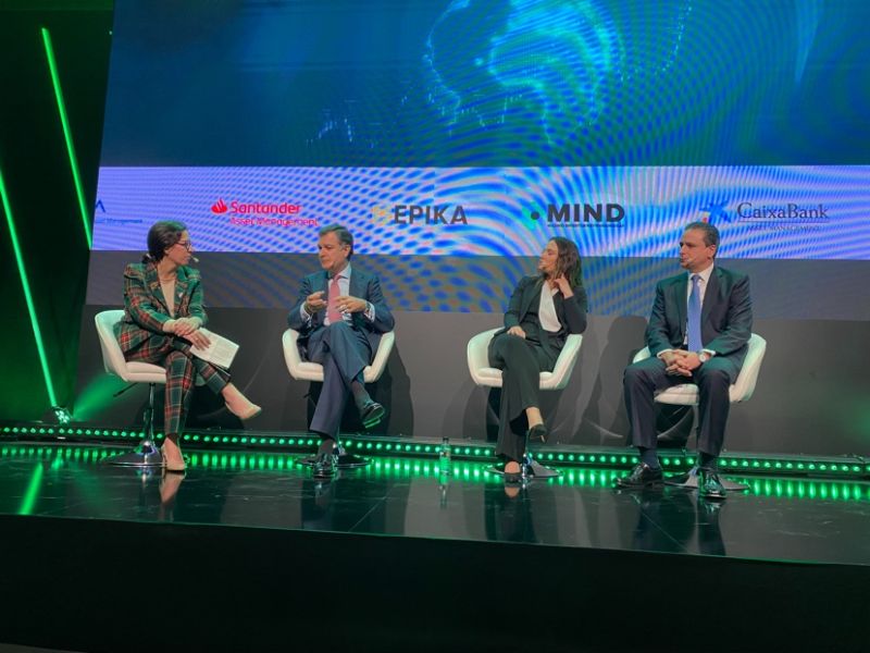 MacarenaMunozM's tweet photo. Hoy he tenido la ocasion de moderar una de las mesas redondas de @EventoMIND con los responsables de las gestoras de CaixaBank, Santander y BBVA. Muy interesante el evento. https://t.co/7km5mhjmgt