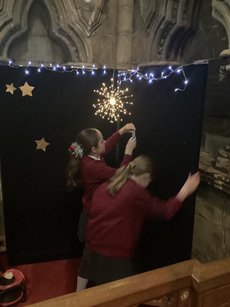 BMinsterPrimary's tweet photo. Blue Whales had a fantastic ‘Experience Christmas’ visit at the Minster this morning! https://t.co/ZL5b26C1bF