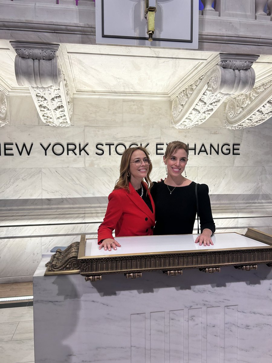 shiralazar's tweet image. What a day! It was such an honor to join @kirthigareddy and other creators for the @Virtualnessio creator economy closing bell at the @NYSE 🛎️
Plus, me and my @peaceinsidelive co-founder @JordanaR got to speak about our JOMO Journal being sold on the platform now 👇