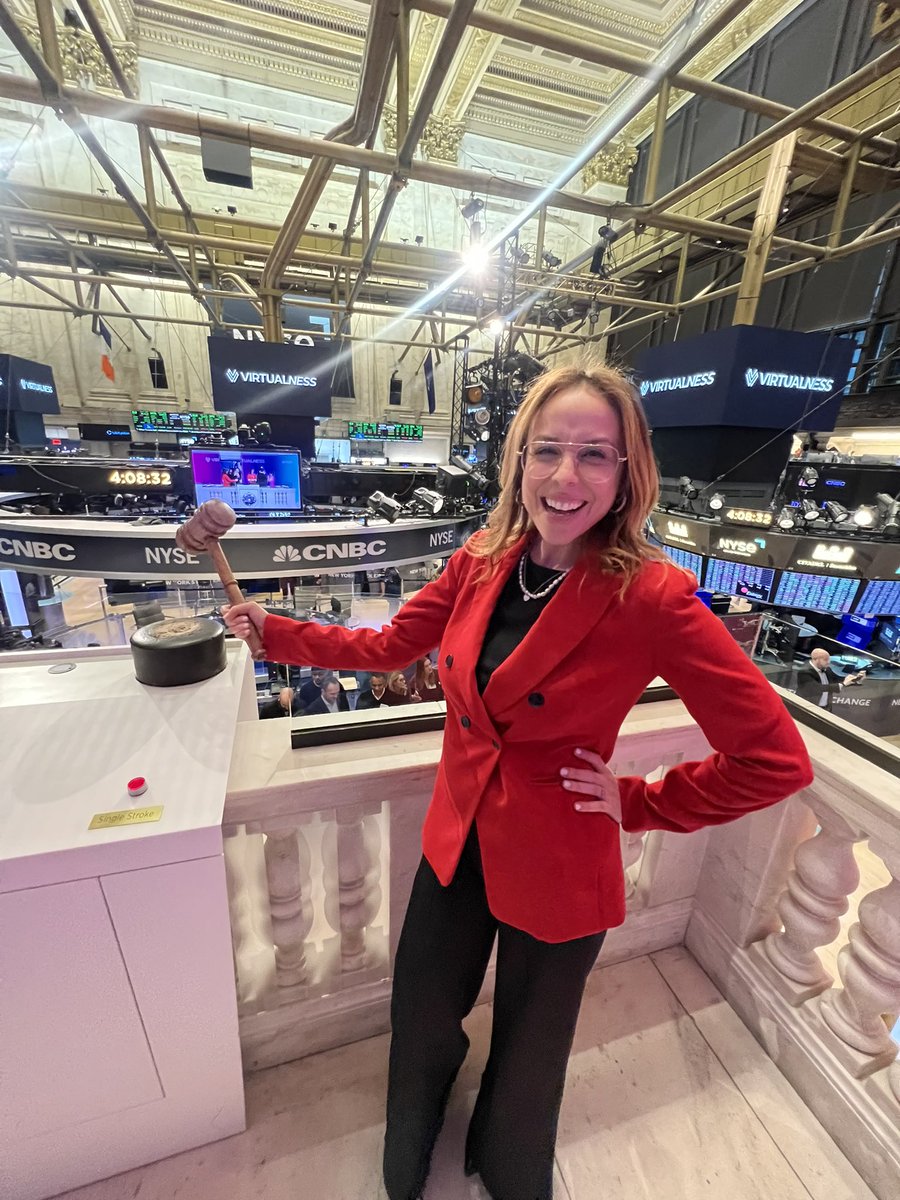 shiralazar's tweet image. What a day! It was such an honor to join @kirthigareddy and other creators for the @Virtualnessio creator economy closing bell at the @NYSE 🛎️
Plus, me and my @peaceinsidelive co-founder @JordanaR got to speak about our JOMO Journal being sold on the platform now 👇