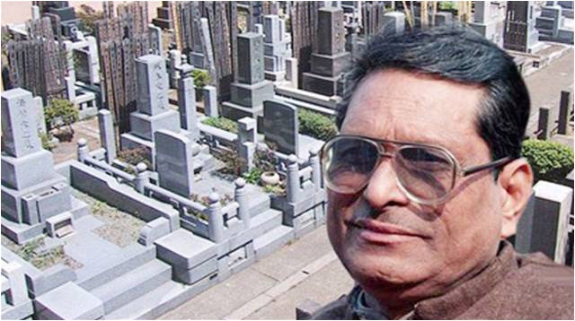 timecaptales's tweet photo. In 1976, Lal Bihari was a farmer living in Northern India when he "died" at the age of 21. Bihari found out about his death when he applied for a loan and was denied, discovering that he was listed as deceased in official government files. He lost everything, his land, his money, and almost all his possessions. In the eyes of the law, he was dead, and as a result was a nobody.

Lal Bihari was one of many victims of this kind of fraud in India. Typically, a fraudster will bribe a government worker to have a death certificate drawn up against a victim, then perhaps bribe another government worker to have that person's land, possessions, and assets deeded to the crook. As it turns out, Lal Bihari was cheated by his own uncle, who was able to take everything Lal owned for a mere $100.

While this may seem like a bizarre situation, in India it is not uncommon. There are tens of thousands, if not hundreds of thousands of walking dead in India, all of whom, like Bihari, lost everything to fraud, and found themselves in a legal grey area where they have no rights, no property, and no possessions. Due to their circumstances, it is almost impossible to obtain credit, a drivers license, a passport, access to government services, proof of ownership over anything, and employment. Such people have no rights, as technically they don't exist.

Unfortunately, reversal of death in India is not easy with India's slow government. Such a process could take years, perhaps decades. Lal Bihari found that out the hard way he tried to reverse his death, only to be denied by government officials and ruled against by judges.  With no evidence proving he was alive, and all official documentation proving he was dead, he was almost helpless against the system.

After failing to get results the legal way, Bihari decided to raise hell and make his voice heard that he was indeed alive. He arranged his own funeral, applied for a widow's pension for his wife, kidnapped the son of the uncle who stole his land, threatened murder, threw leaflets at lawmakers, publicly insulted judges, and even tried running for Prime Minister. He went so far as to add the word "Mritak"-- meaning "dead"-- to the end of his name.  After 18 years of death, his voice was finally heard, and he was declared by the Indian government to be alive once again.

Ever since his resurrection, Lal Bihari has been busy campaigning for those who share his circumstances.  He has since founded the Uttar Pradesh Association of Dead People, a political group which advocates for the restoration of legal rights and property rights for the living dead in India. At last count, the organization had 20,000 members and was responsible for bringing 30 people back from the dead.