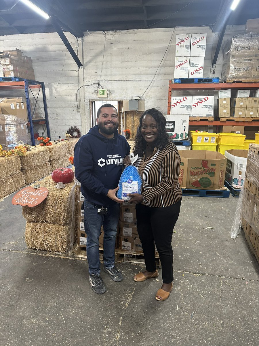 AcqieWarren's tweet photo. Thanksgiving Turkey Drive at Citylink was amazing . Thanks to all of our great donors making Thanksgiving Dinner possible to our great Fontana families. Special thanks to MVP got your generous donation of turkeys. #mayorwarren #cityoffontana #wolcc #fontanatogethermovesfontana https://t.co/HJ6CMdr3d5