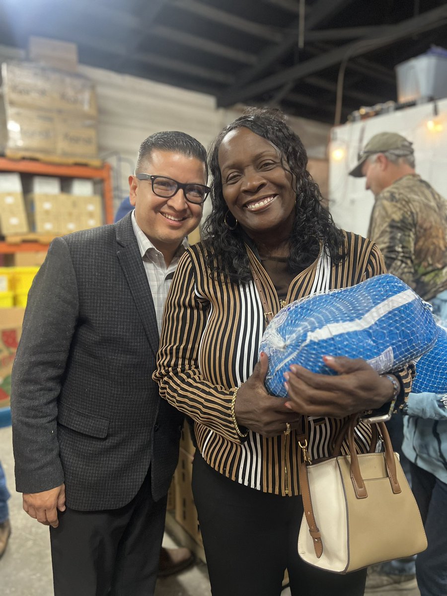 AcqieWarren's tweet photo. Thanksgiving Turkey Drive at Citylink was amazing . Thanks to all of our great donors making Thanksgiving Dinner possible to our great Fontana families. Special thanks to MVP got your generous donation of turkeys. #mayorwarren #cityoffontana #wolcc #fontanatogethermovesfontana https://t.co/HJ6CMdr3d5