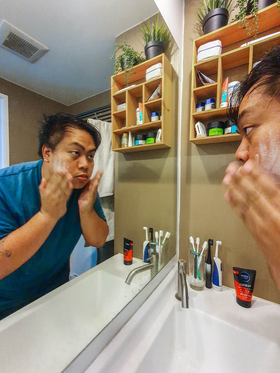 moomanoww's tweet photo. รู้งี้ใช้นานละ โฟมเกลือสครับแพคแดงของ NIVEA MEN ช่วยคุมสิวได้จริงๆ ช่วงนี้ติดไปหมด ทั้งเกมส์ ทั้งซีรีส์ ปล่อยเซอร์ทั้งวันทั้งคืน หน้าไม่ล้าง น้ำไม่อาบ แต่ใช้ตัวนี้ล้างหน้าแล้วรู้สึกสะอาดดีมาก ใช้แล้วหน้าจะเย็นๆ สดชื่น ไม่มัน นอนดึกแค่ไหนสิวก็ยังไม่ขึ้น เนื้อโฟมสีแดงมีสครับวิบวับ มีซาลิไซลิก แอซิด ช่วยจัดการสิว คุมมันได้ ย้ำก่อนว่า ต้องแพคสีแดงอันนี้เท่านั้นนะ ที่ใช้แล้วรู้สึกว่านอนดึกมากๆ สิวก็ยังไม่ขึ้น #NIVEAMENThailand #โฟมลดสิว #ปิดเกมส์สิวซ้ำซาก #NIVEAMENDeepAcne #โฟมล้างหน้าคุมมัน