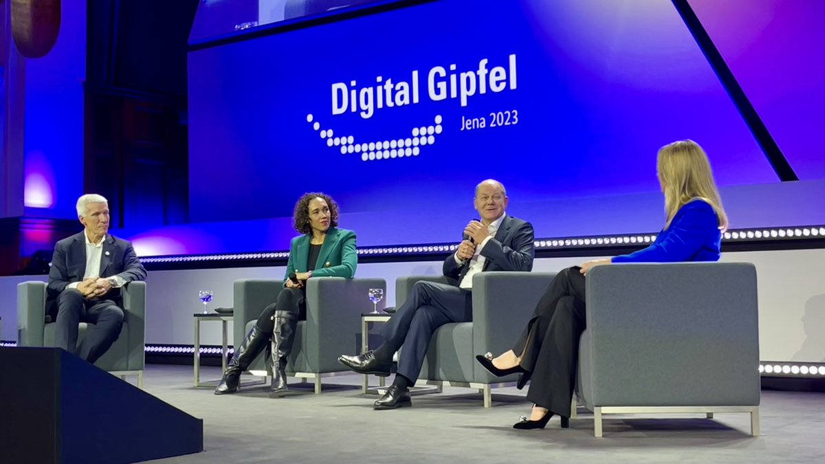 Datenbrake's tweet photo. 3 Dinge, die ich von diesem #DigitalGipfel mitnehme:
➡️ Die BReg steht geschlossen beim #AI-Act 🤖
➡️ Wir sollten aufhören alles schlecht zu reden 🤗
➡️ Jeder muss (s)einen Beitrag für mehr Digitalisierung leisten 🤝
Dank ans @bmdv Team (DP10/DP20) für die superbe Vorbereitung 💪 https://t.co/b0WcMyzqZC