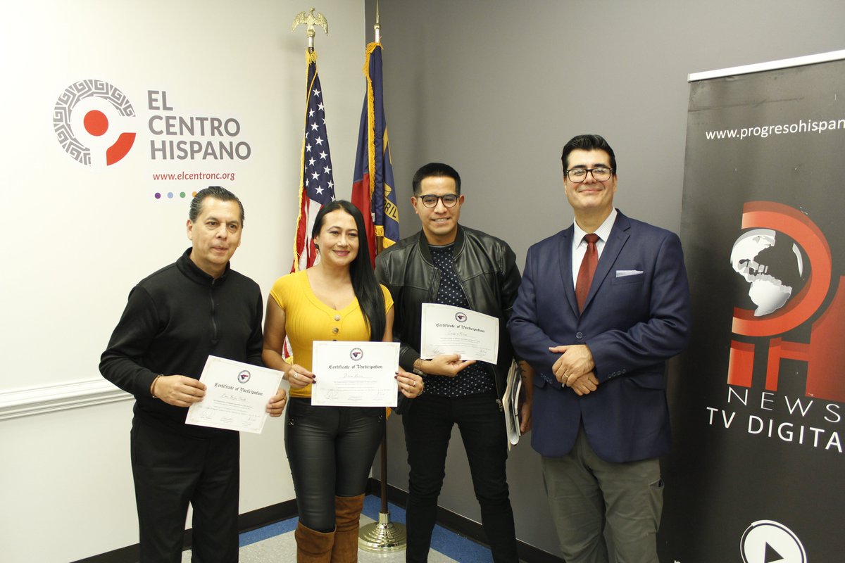 Los asistentes recibieron su certificado de participación en la 2da Cumbre de Periodistas Hispanos de las Carolinas.