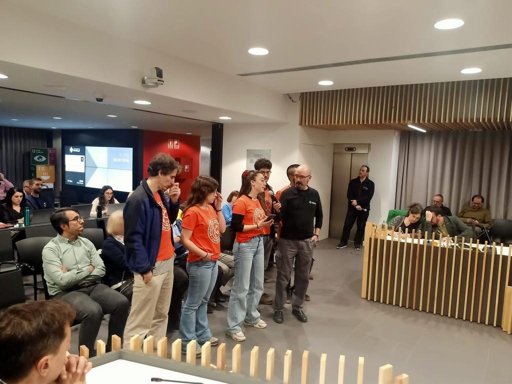 💥 Ahir vam ser presents al #plestc denunciant, una vegada més, els abusos de la immmobiliària Novafinca. Exigim la renovació de tots els contractes: el coliving no és cap "prova pilot", és l'expulsió directa de desenes de veïnes. Cap família més fora de Sant Cugat!