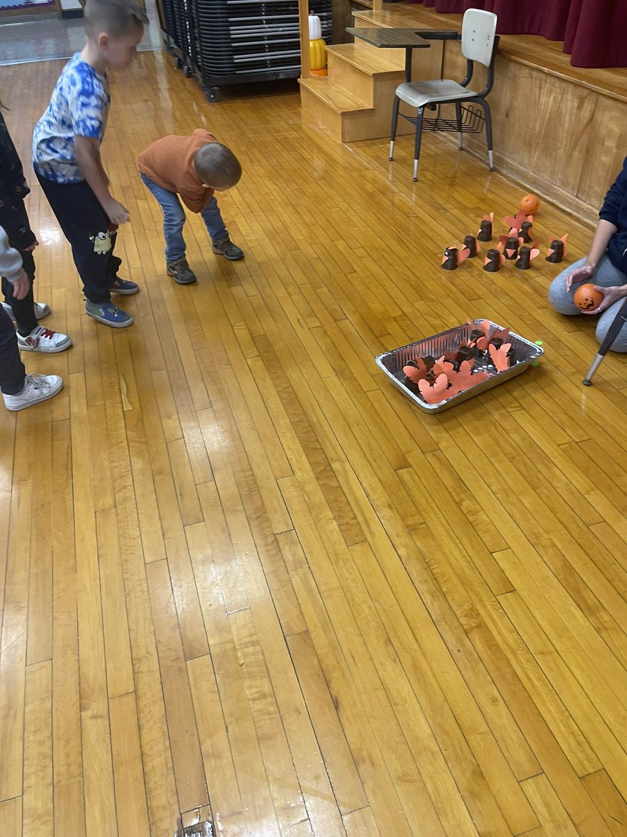 MACS_PAL's tweet photo. Fun crafts and Turkey Bowling at kindergarten Friendship Day! 🧡🐅🦃 @MACSPride https://t.co/hYMnPLRUcU