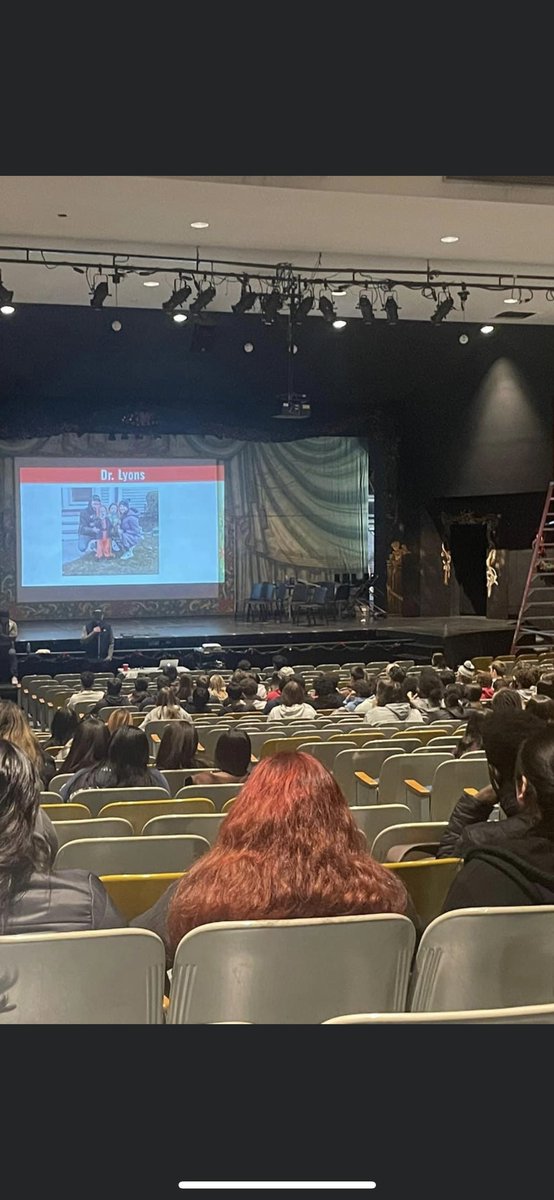 DrLyons_WHS's tweet image. Beyond thankful to be with my students yesterday. Thank you class of 2025 for all your compassion, empathy, and support of my son Declan as he battles medulloblastoma. Hope to be back with you soon, love you all #proudAP #whs #declanstrong 👍🎗️