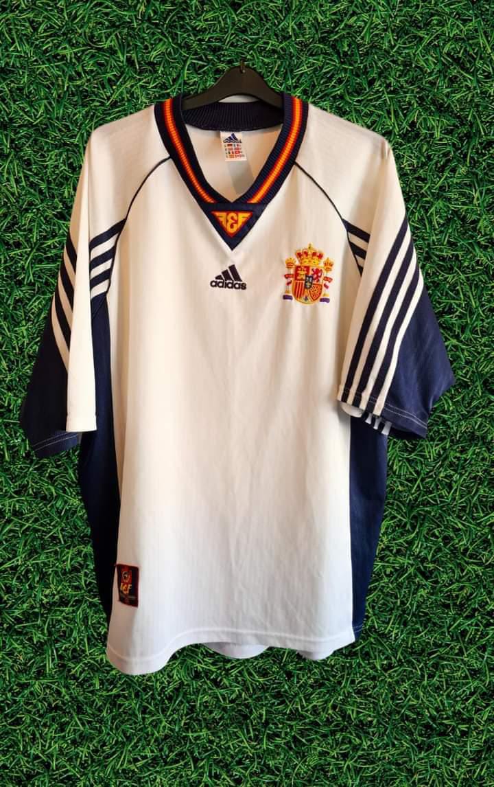 FutbolCarroza's tweet photo. 🎁 Lo prometido es deuda y aquí está el sorteo para celebrar los 25.000 seguidores.

👕 Una camiseta a elegir entre...

🇪🇸 España 98/99 (Talla XL)
🇦🇷 Argentina 04/05 (Talla L)

Para participar:
🔎 Seguir a @ValdeVintage
🔃 Hacer RT
🗣️ Mencionar a dos amigos