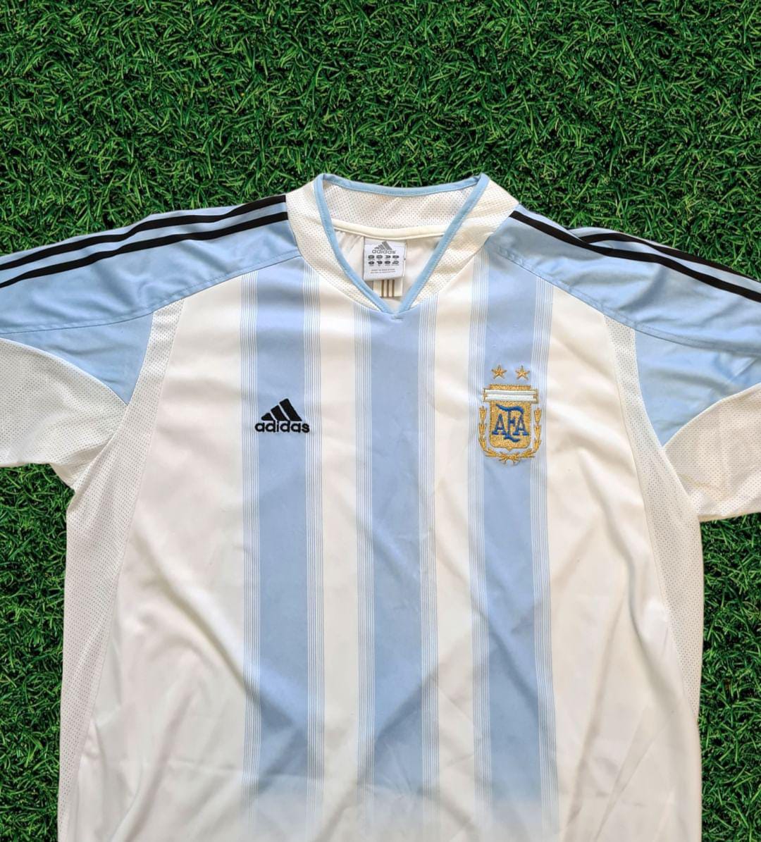 FutbolCarroza's tweet photo. 🎁 Lo prometido es deuda y aquí está el sorteo para celebrar los 25.000 seguidores.

👕 Una camiseta a elegir entre...

🇪🇸 España 98/99 (Talla XL)
🇦🇷 Argentina 04/05 (Talla L)

Para participar:
🔎 Seguir a @ValdeVintage
🔃 Hacer RT
🗣️ Mencionar a dos amigos