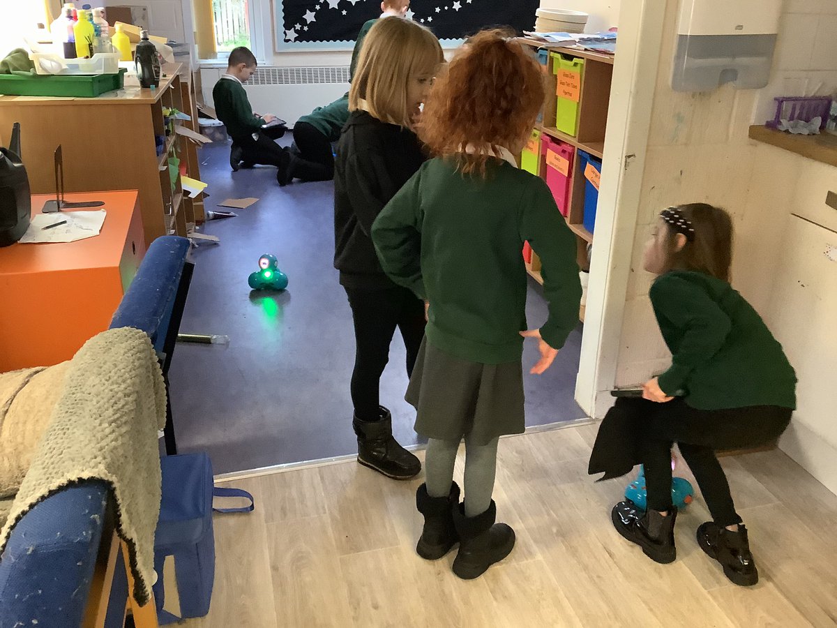 stmargaretsps's tweet photo. #P3F were problem solving in groups to find out how to move Dash the robot in different directions around the STEM room. #digimargs https://t.co/jJQIbNbda2