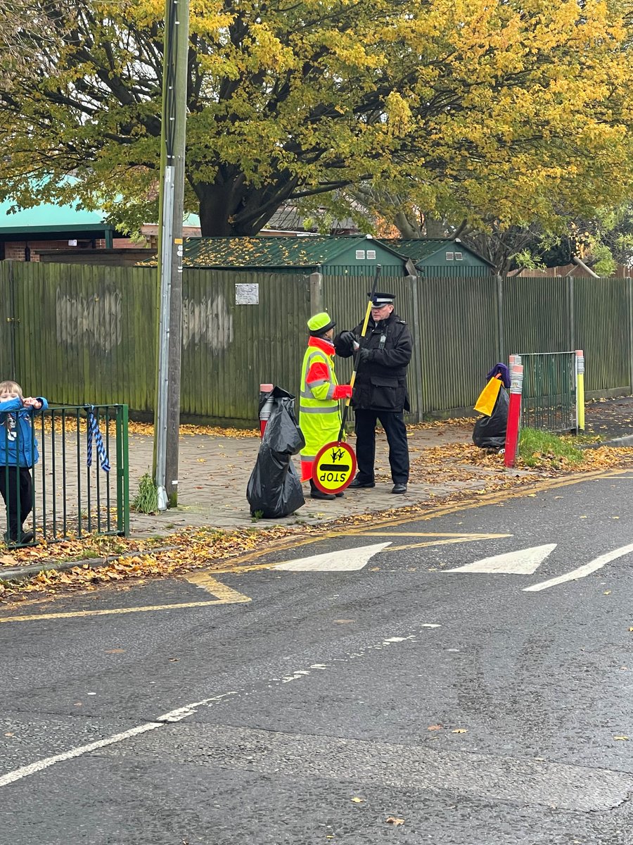 Officers from Worcester Park North visited Dorchester primary school and engaging with parents/kids and teachers and helping parents and kids crossing the road safely. <a href="/MPSSutton/">South Area - Sutton MPS</a> #MyLocalMet
