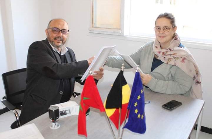 EnabelauMaroc's tweet photo. Partenariat 🇲🇦🇪🇺
📆 Ce 10/11 à #Oujda, #Tadafor a signé un new subsides avec #AMAD pour le financement de leur projet sur la "Promotion de la participation citoyenne de la société civile pour adopter les mécanismes de la démocratie participative"
#MarocUE #EnablingChange #SDGs https://t.co/m2zO0M30UX
