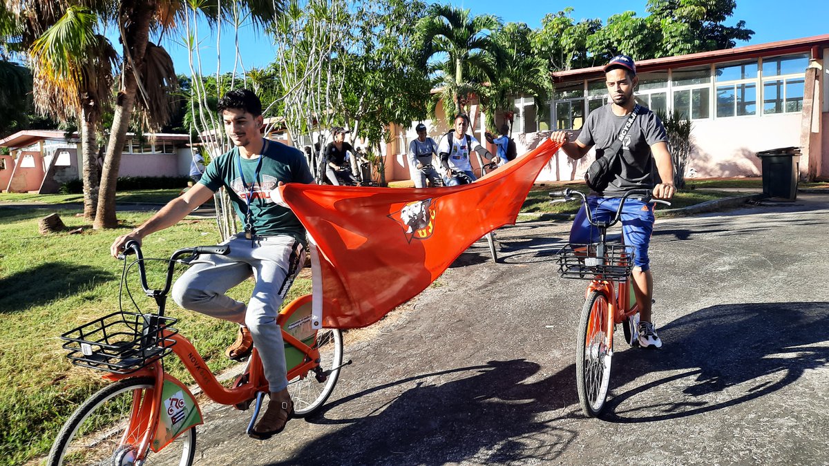 💡 Con la misión de transmitir un mensaje oportuno sobre la necesidad del ahorro y uso racional de la energía eléctrica, en los sectores residencial y estatal en #LaLisa, partieron en la mañana de #hoy los jóvenes de nuestro contingente energético universitario 🚲. #SomosUCI