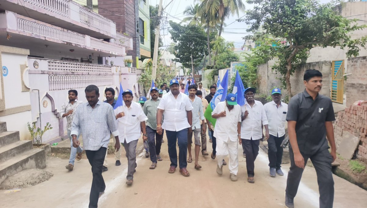 JaggireddyYSRCP's tweet photo. పొత్తు పార్టీలకు నో ఎంట్రీ...జగనన్నే మన గ్యారంటీ...

గోపాలపురం గ్రామంలో జరిగిన "వై ఏ.పి నీడ్స్ జగన్ " కార్యక్రమంలో పాల్గొన్న ఎమ్మెల్యే చిర్ల జగ్గిరెడ్డి గారు.

#Adminpost
#ChirlaJaggiReddy 
#ApGovtWhip
#YSRCPParty
#Jagananna
#Gadapagadapaprogram https://t.co/f3bxSjjdPW