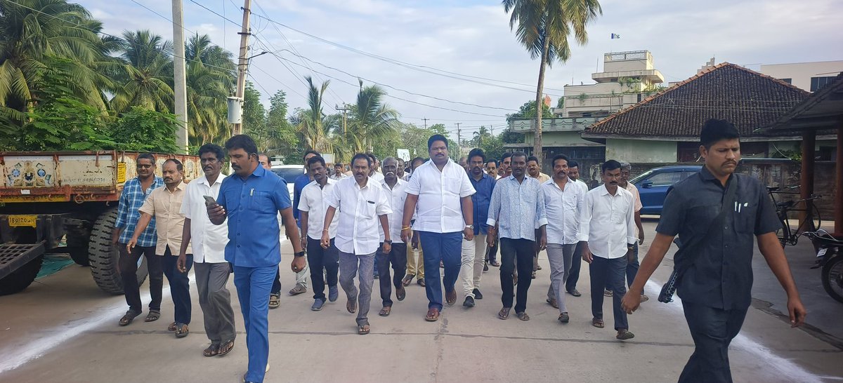 JaggireddyYSRCP's tweet photo. పొత్తు పార్టీలకు నో ఎంట్రీ...జగనన్నే మన గ్యారంటీ...

గోపాలపురం గ్రామంలో జరిగిన "వై ఏ.పి నీడ్స్ జగన్ " కార్యక్రమంలో పాల్గొన్న ఎమ్మెల్యే చిర్ల జగ్గిరెడ్డి గారు.

#Adminpost
#ChirlaJaggiReddy 
#ApGovtWhip
#YSRCPParty
#Jagananna
#Gadapagadapaprogram https://t.co/f3bxSjjdPW