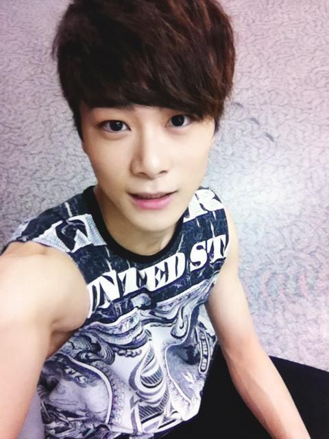 BenzaAlamode's tweet photo. 🤏our baby cutie little tiny boy
#MOONBIN #문빈 #ASTRO #iTeen https://t.co/ekE52AekpR