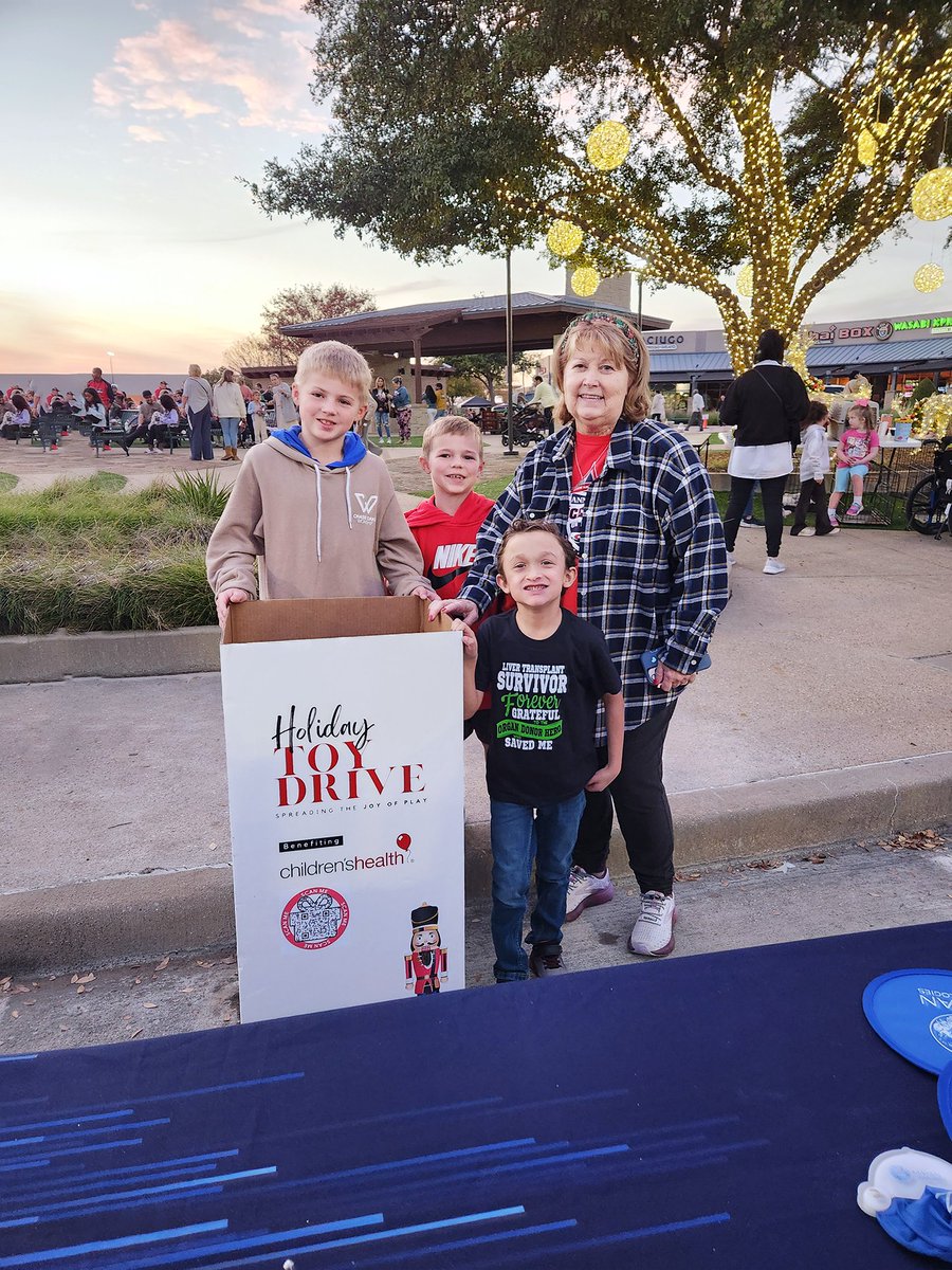 mayantechs's tweet photo. This past Saturday, we had the joy of participating in the magical #TreeLighting Event at The Village at Allen. Not just a night of festive lights and #joy, but also a wonderful opportunity to promote our Holiday #ToyDrive benefiting @childrens.

#MayanTechs #openheartinitiative https://t.co/kkAb67MYFI