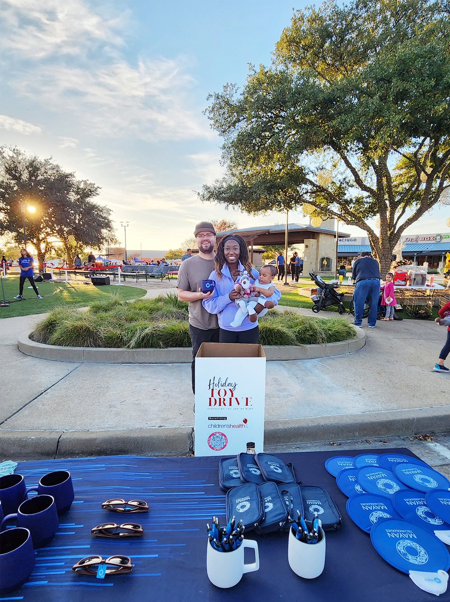 mayantechs's tweet photo. This past Saturday, we had the joy of participating in the magical #TreeLighting Event at The Village at Allen. Not just a night of festive lights and #joy, but also a wonderful opportunity to promote our Holiday #ToyDrive benefiting @childrens.

#MayanTechs #openheartinitiative https://t.co/kkAb67MYFI