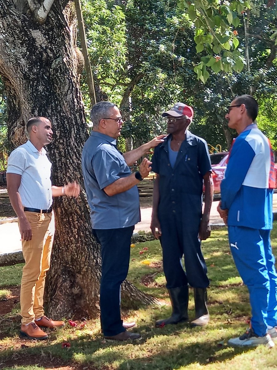 TatianaVieraHe3's tweet photo. Al encuentro con el recuerdo de #FidelPorSiempre y en el centenario del Gallego Fernández, llega el Secretario del Partido de #LaHabana504 a la Escuela de Profesores de Educación Física EPEF. @PresidenciaCuba @gobhabana https://t.co/56cMOisJVw