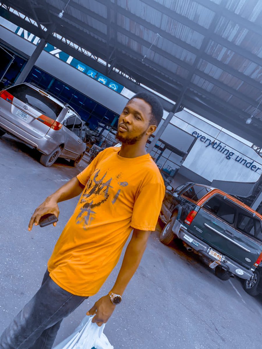 SuperstarElvis's tweet photo. If you are in Nigeria Go and price yourself right now cos your price don increase 🤣🤣🤣
You don cost but you no know
#elvisA #Nigerians #expensivecitizens
@ManLikeIcey @_Mayowa_Sam @davido https://t.co/eLwpIF0uwa