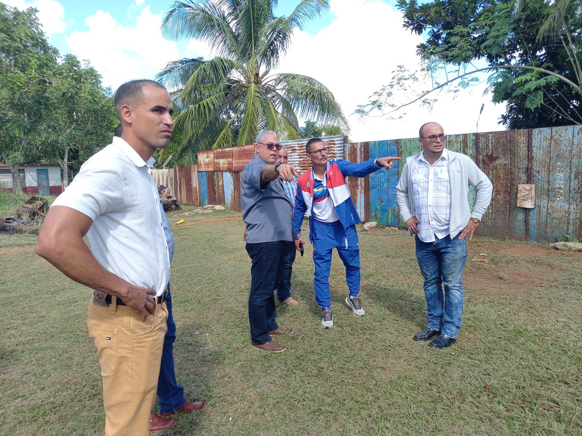 TatianaVieraHe3's tweet photo. Al encuentro con el recuerdo de #FidelPorSiempre y en el centenario del Gallego Fernández, llega el Secretario del Partido de #LaHabana504 a la Escuela de Profesores de Educación Física EPEF. @PresidenciaCuba @gobhabana https://t.co/56cMOisJVw