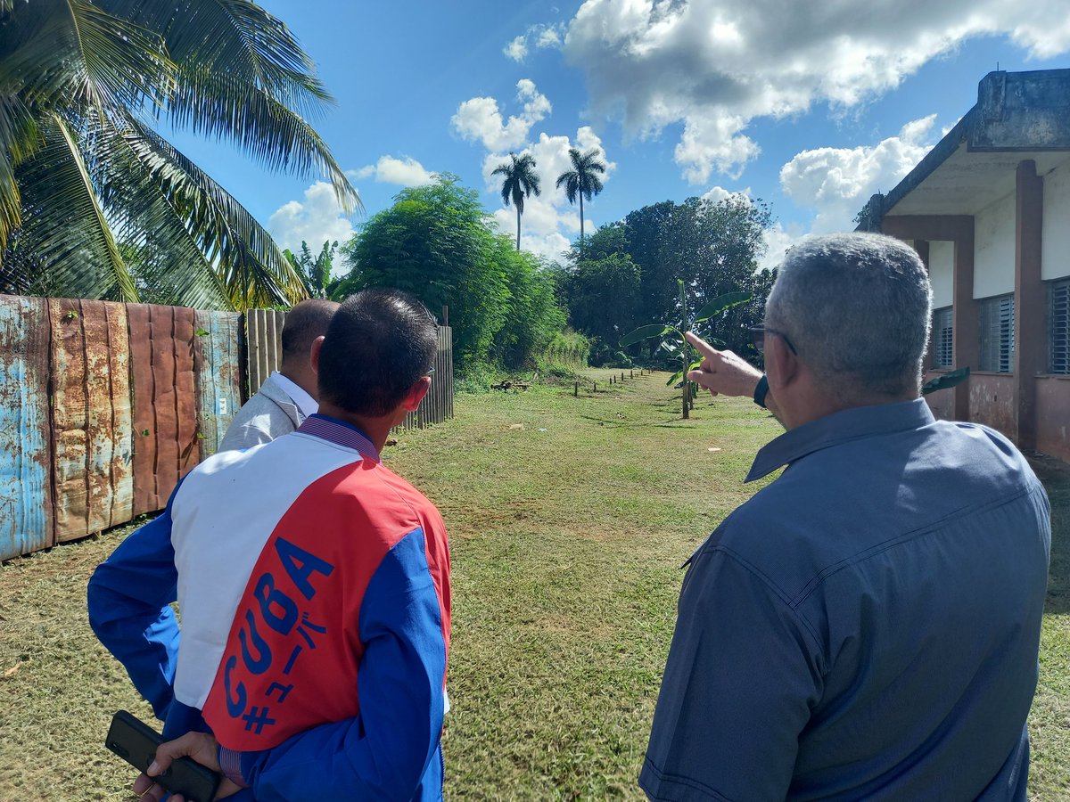 Al encuentro con el recuerdo de #FidelPorSiempre y en el centenario del Gallego Fernández, llega el Secretario del Partido de #LaHabana504 a la Escuela de Profesores de Educación Física EPEF. <a href="/PresidenciaCuba/">Presidencia Cuba 🇨🇺</a> <a href="/gobhabana/">Gobierno La Habana</a>