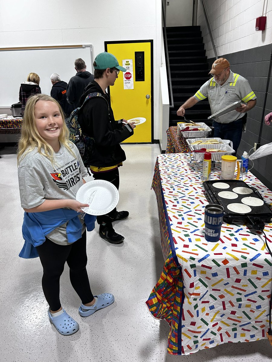 DrPatrickSpray's tweet image. Great day before our break for Thanksgiving! I had a helper go with me to the bus driver breakfast, tree lighting @MaryBryantElem , and the famous Mocha Nut.  I also got to read to fifth grade at Rosa Parks Ele. #WeGrowKids