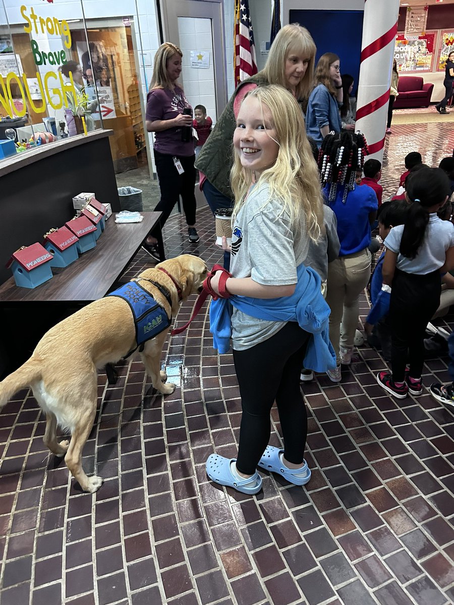 DrPatrickSpray's tweet image. Great day before our break for Thanksgiving! I had a helper go with me to the bus driver breakfast, tree lighting @MaryBryantElem , and the famous Mocha Nut.  I also got to read to fifth grade at Rosa Parks Ele. #WeGrowKids