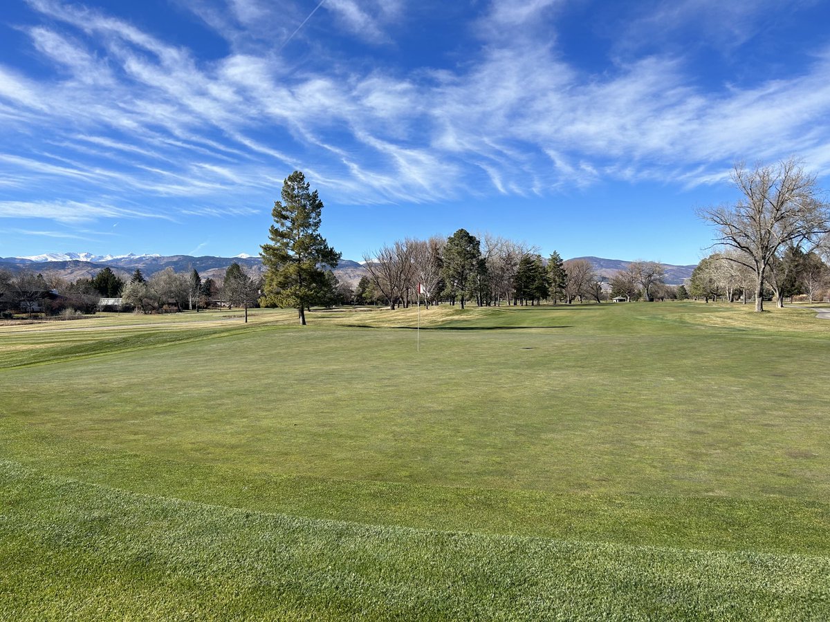 bouldergrounds's tweet image. Getting our snow mold preventative down at BCC.  Used ⁦@OfeeRoss⁩ ‘s kiwi pigment in the mix for some color as things go dormant.