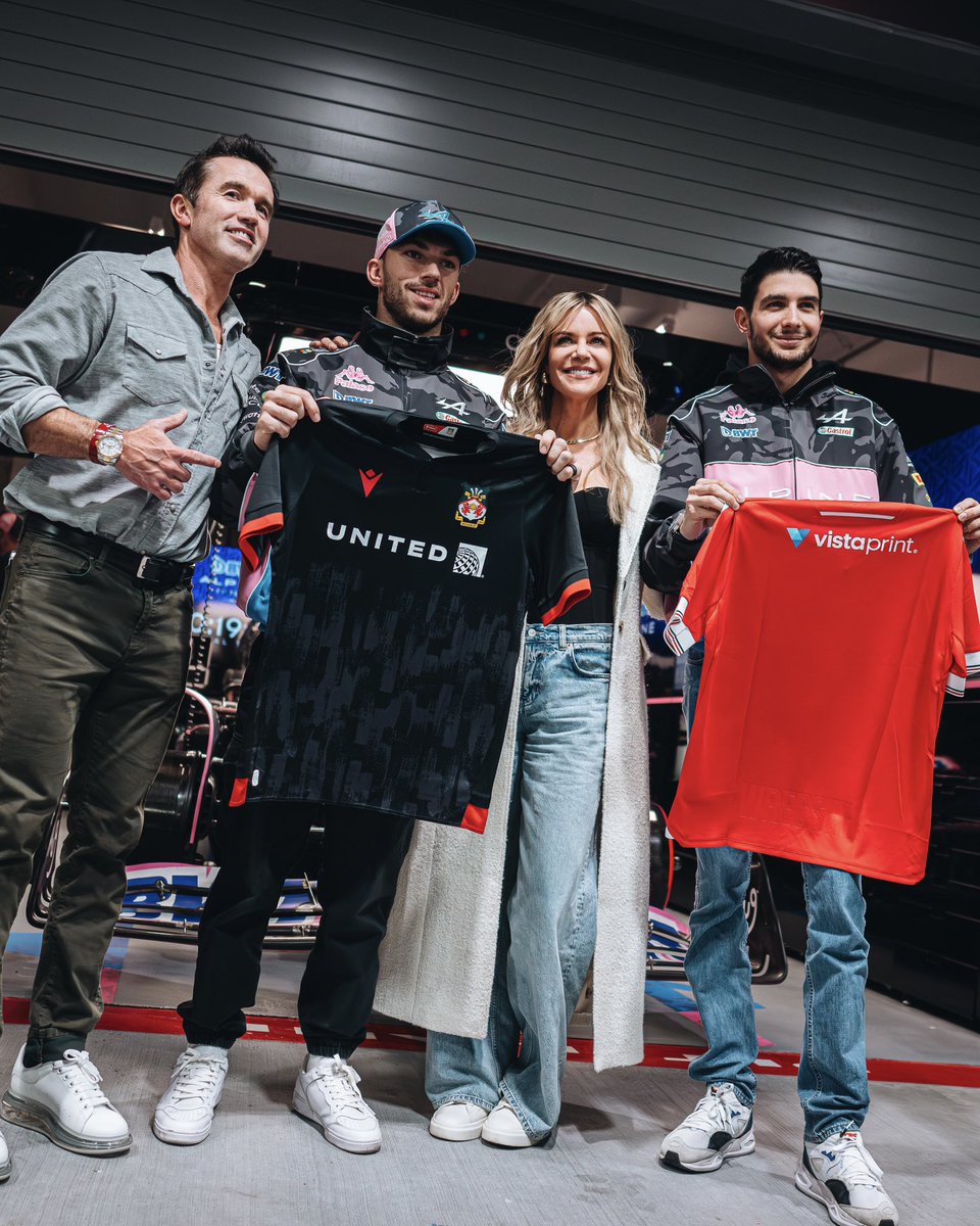 AlpineF1Team's tweet photo. Bringing @Wrexham_AFC to the #LasVegasGP 😎

Thanks for the shirts, @RMcElhenney 💙

#Alpine https://t.co/NN00SdLtbm