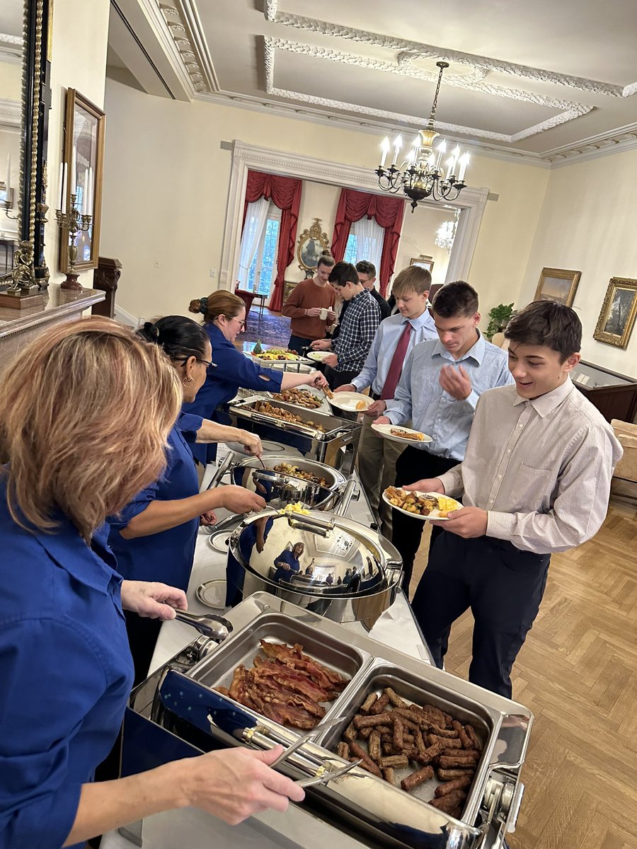 awhawrylchak's tweet photo. Wonderful opportunity today for students to have breakfast with the First Gentleman in the Executive Mansion, followed by a tour of the Capitol. Students shared ITerm plans and their insight into the impact and use of social media for teens. https://t.co/JloP1zoNE2