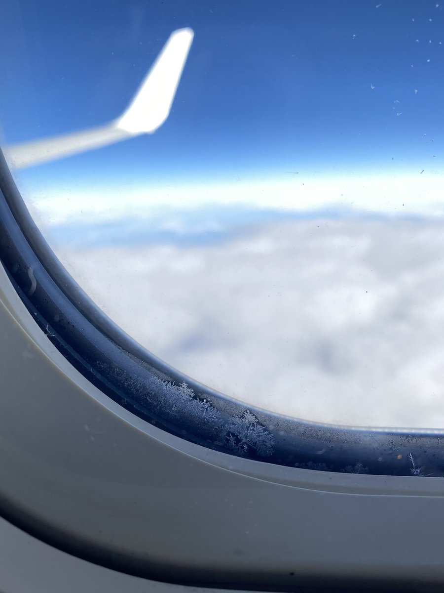 me encantó los copitos de nieve en el cristal del avión ❄️