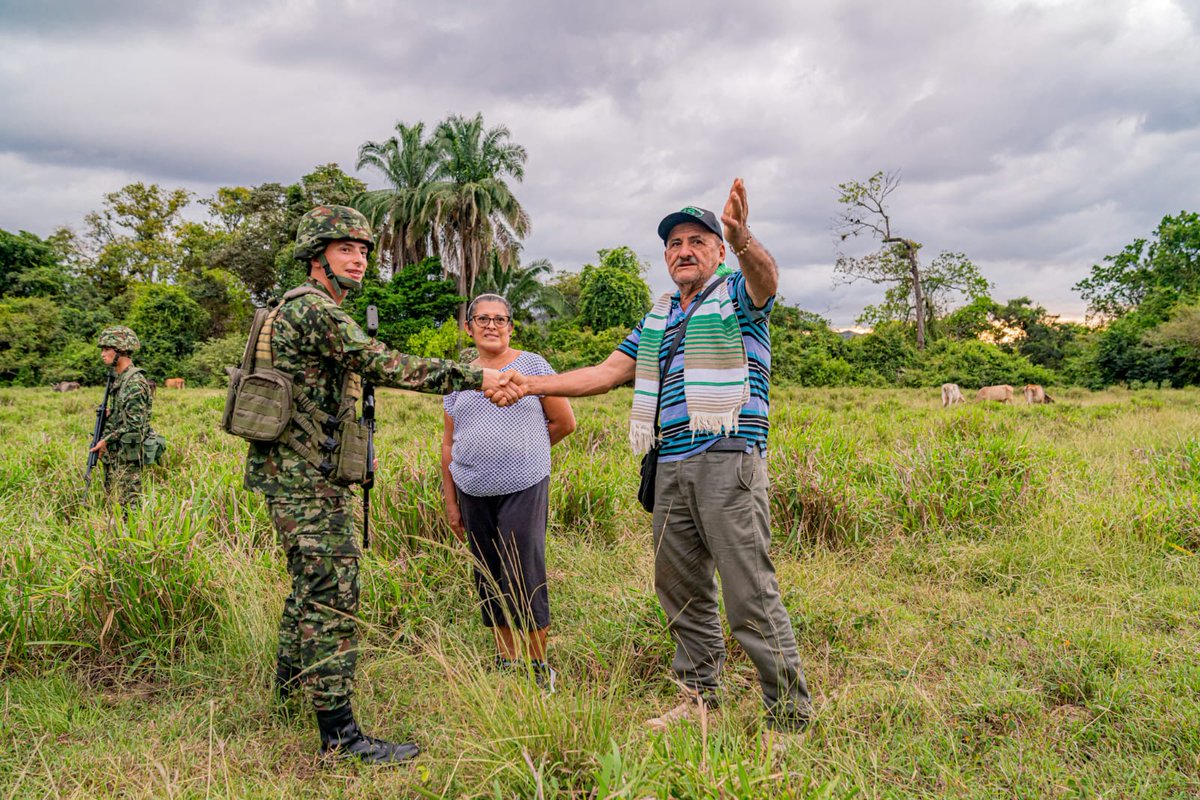 COL_EJERCITO's tweet photo. #AportamosALaPaz | Desde el Suroriente de Colombia, los Soldados de la @Ejercito_Div8 trabajan sin descanso para contribuir con el progreso y desarrollo de la región. https://t.co/c45Oqpw1ik