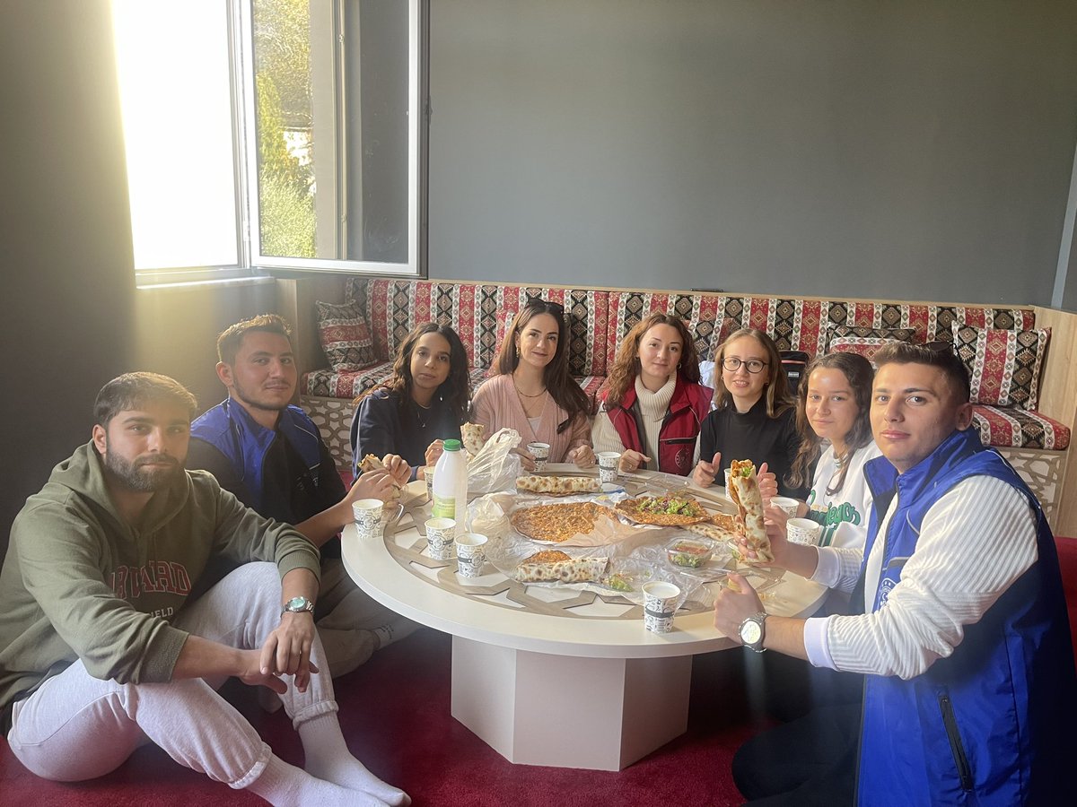 CavuldakHatice's tweet photo. Haydi Gençlik!
Gençlik Merkezimiz sizlerle güzel 💙
Has Oda sohbetlerimizi bugün lahmacun yiyerek gerçekleştirdik. 💃🕺
#hasoda
#manisagençlik
#gönüllügençler
@OA_BAK @topogluemre @ozturkyunus45 @GulerSkmn @fatihcetintas45 @GSB_GordesGM https://t.co/6hbVL6JloV