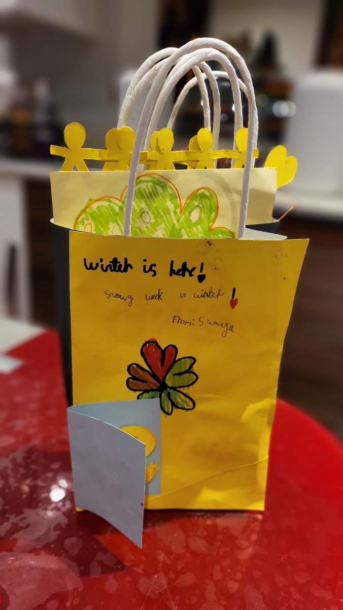 Volunteering at SEND Arts @ Green Street Library - one of the kids decided to make &amp; gift me a special bag, which was a really kind gesture ❤️ 

Activity was themed around 'Winter is Here' using real tree leaves from local park.

Thank you Sumaya (age 9)!

<a href="/NewhamVolunteer/">Newham's Volunteers</a>