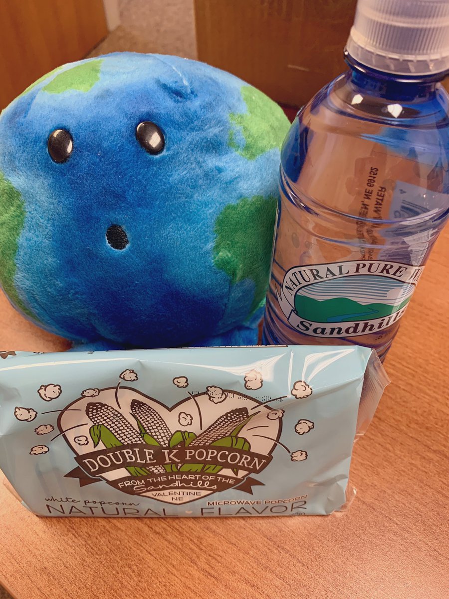hcallihan's tweet photo. Before @LearnWithMundo heads to “Nebraska’s Christmas City” we wanted to share some popcorn from Valentine, NE and some water from the Sandhills! So glad #learnwithmundo had an opportunity to learn with @VikingsNW students! #NeDigCit @MrsCoover @mbfxc @teach130 https://t.co/xGGyrx1rK0
