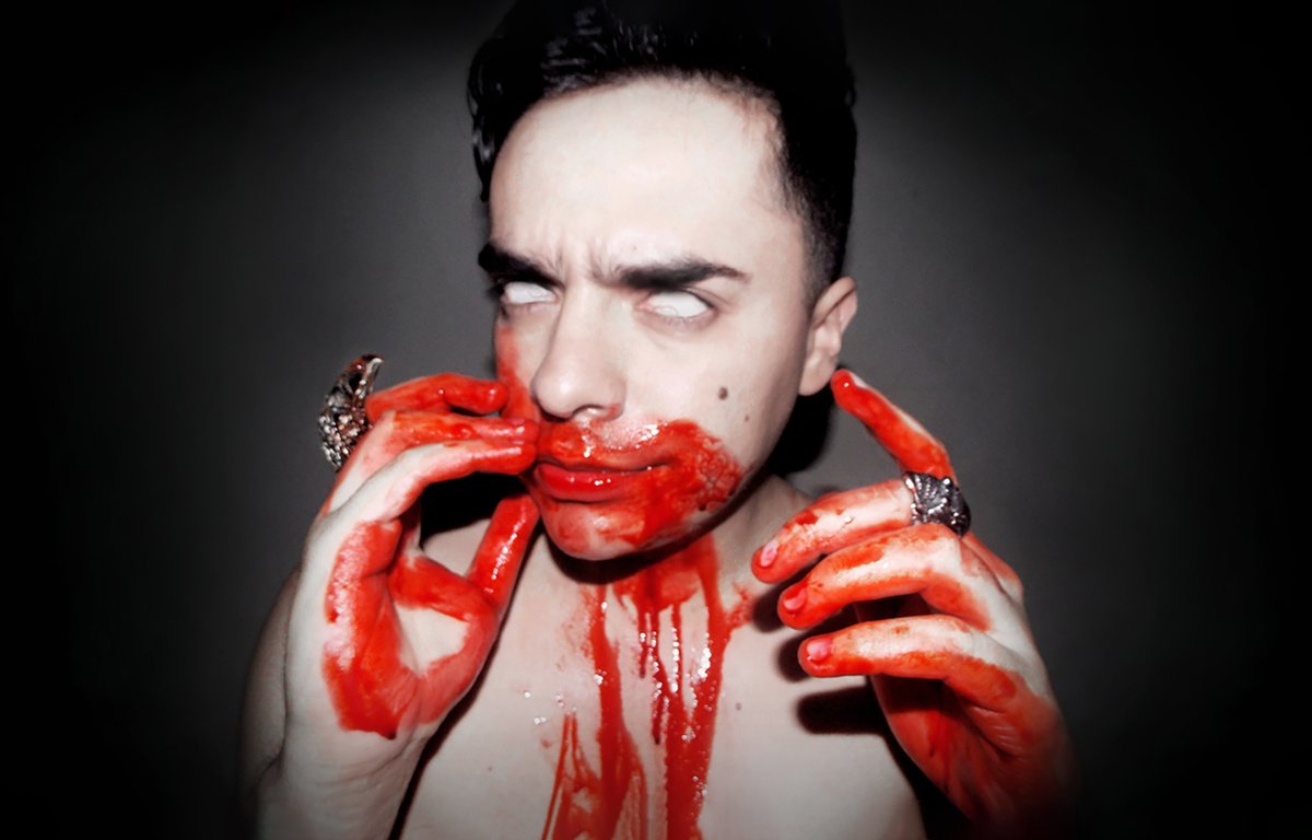 andresbatiz's tweet photo. Si ves esto, tuitea un vampiro.

"- I am a bonfire
I am a vampire
I'm waiting for my moment..." https://t.co/tNTRoMN3B0