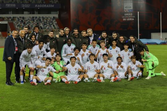 jovempromessas's tweet photo. SUB17🇵🇹 terminam o Torneio de Apuramento com 3 vitórias em 3 jogos e avançam para a Ronda de Elite.

3-0 vs Albânia ✅
6-1 vs Montenegro ✅
2-0 vs República Checa ✅ https://t.co/hfqaejUi7a