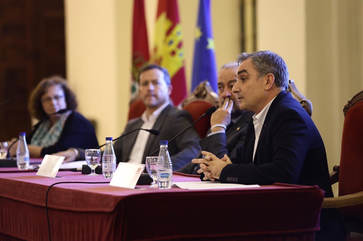 cvelazquezromo's tweet photo. Hoy es el inicio de un emocionante camino para #Toledo.
Por primera vez, desde el @toledoayto, hemos reunido a más de 150 asociaciones, entidades y agentes culturales de la ciudad para trabajar juntos en un objetivo claro y compartido: que Toledo sea Capital Europea de la Cultura en 2031.
Este encuentro es un claro ejemplo de la determinación de toda una ciudad por superarse y, trabajando juntos, lograremos que nuestra ciudad sea el epicentro de atención a nivel internacional. Un momento único que dejaría una huella imborrable.
