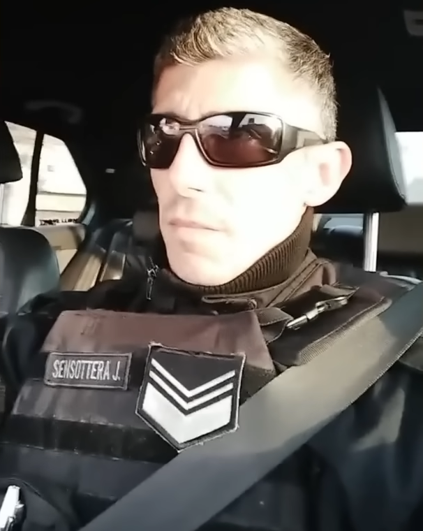 Recordarán cuando se viralizó el video de mi amigo, Juan Sensottera —alias 44 Magnum— apoyando a <a href="/JMilei/">Javier Milei</a> (dejo la captura).

Hablé hace un rato con <a href="/VickyVillarruel/">Victoria Villarruel</a> y me pidió su número para pasárselo a su equipo de Seguridad.

No digo que vaya a ser Ministro... pero les cuento.